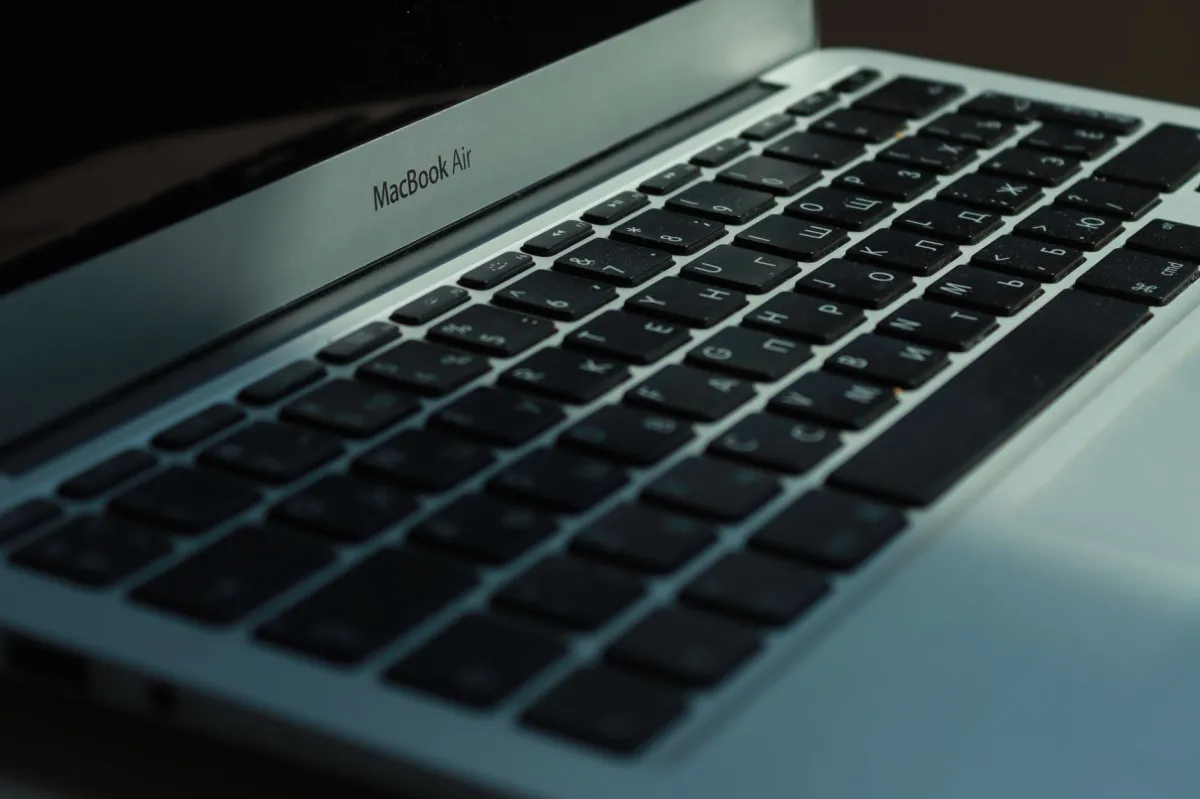 MacBook Air vs MacBook Pro: Which Should You Buy in 2026?